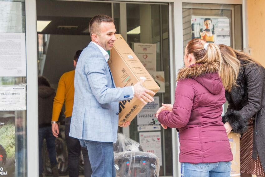 predsednik opstine boban jankovic urucuje kolica za bebe