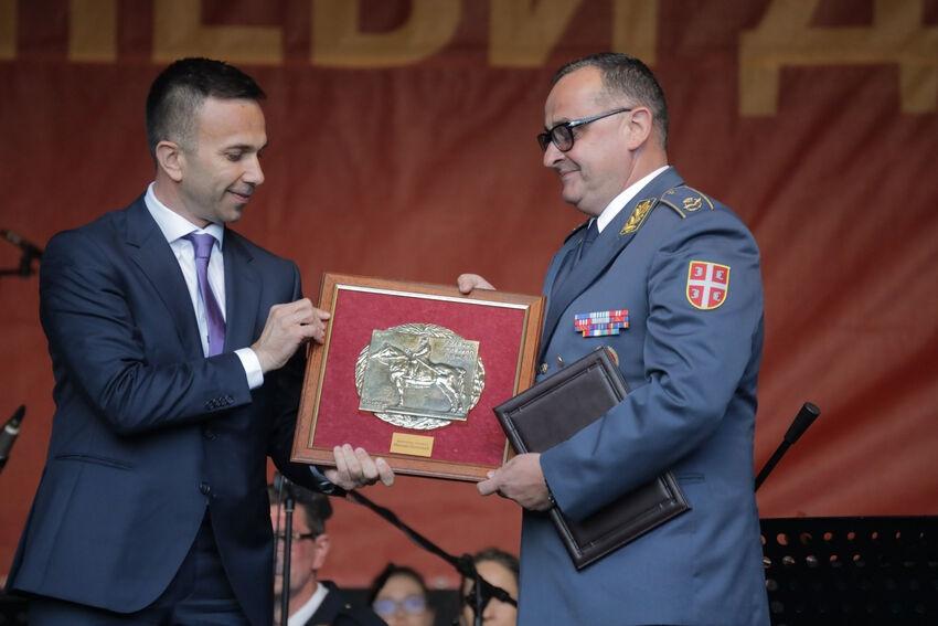 jankovic urucuje plaketu birgadnom generalu popovicu