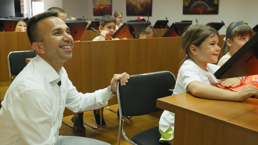 predsednik jankovic sa predskolcima