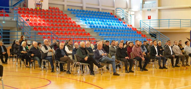 Uručenje ugovra u sportskoj hali