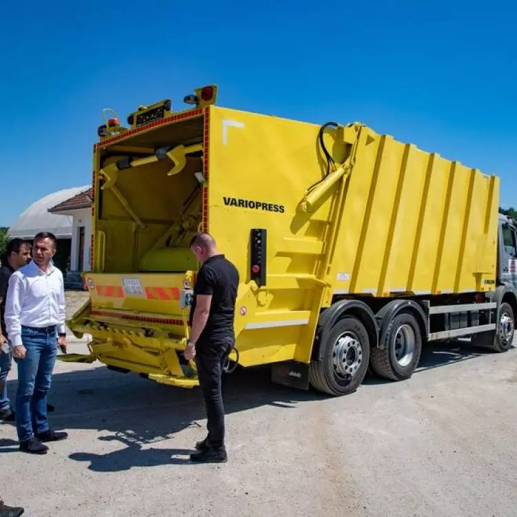 Унапређена комунална делатност, Мионичани купили камион за одвожење смећа
