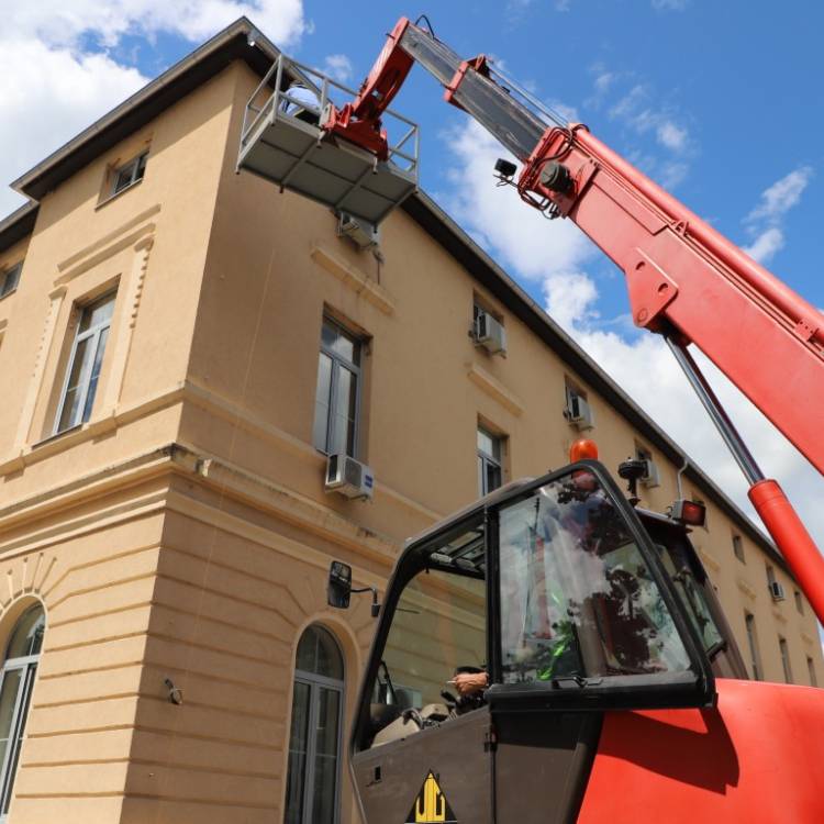 ЗГРАДА ОПШТИНЕ МИОНИЦА ДОБИЈА САВРЕМЕНИЈИ ИЗГЛЕД, У ТОКУ СУ РАДОВИ НА ЕНЕРГЕТСКОЈ САНАЦИЈИ